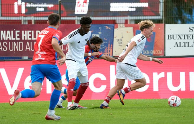 Foto : Allah Aid HAMID (Drochtersen) kommt zu spät gegen Karim Hüneburg ( Phönix , mitte ) und Michel Dammeier ( rechts , Phönix ) Fussball Regionalliga Nord, 1. Spieltag am Fr. 31.07.2026 SV Drochtersen - Phönix Lübeck *** Photo: Allah Aid HAMID of Drochtersen is too late against Karim Hüneburg of Phönix (center) and Michel Dammeier (right), Phönix Soccer, Regionalliga Nord, Matchday 1 on Fri, July 31, 2026: SV Drochtersen vs. Phönix Lübeck