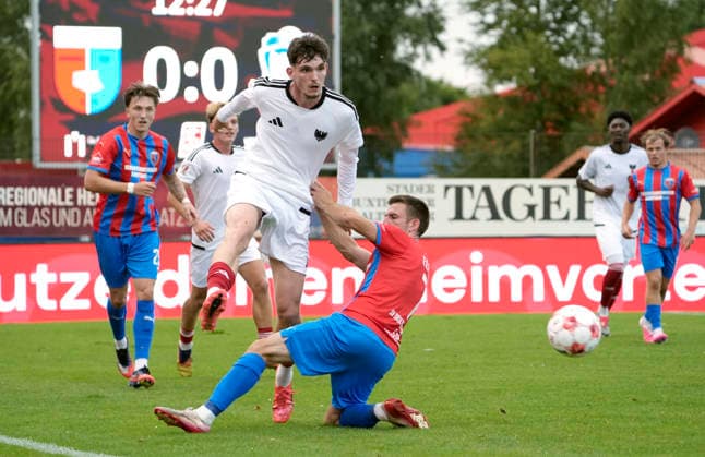 Foto : Jannes Elfers (Drochtersen) gegen Kilian SKOLIK ( Phoenix , links ) Fussball Regionalliga Nord, 1. Spieltag am Fr. 31.07.2026 SV Drochtersen - Phönix Lübeck *** Photo by Jannes Elfers: Drochtersen vs. Kilian SKOLIK Phoenix; left: Regionalliga Nord soccer, Matchday 1 on Friday, July 31, 2026; SV Drochtersen Phoenix Lübeck