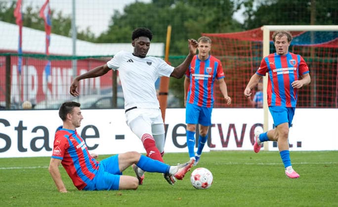 Foto : Karim Hüneburg ( Phönix ) gegen Jannes Elfers (links , Drochtersen) , rechts hinten Dennis ROSIN und Tom SANNE (beide Drochtersen) Fussball Regionalliga Nord, 1. Spieltag am Fr. 31.07.2026 SV Drochtersen - Phönix Lübeck *** Photo by Karim Hüneburg: Phönix vs. Jannes Elfers (left), Drochtersen; in the back right, Dennis ROSIN and Tom SANNE, both from Drochtersen. Regional League North, Matchday 1 on Friday, July 31, 2026: SV Drochtersen vs. Phönix Lübeck
