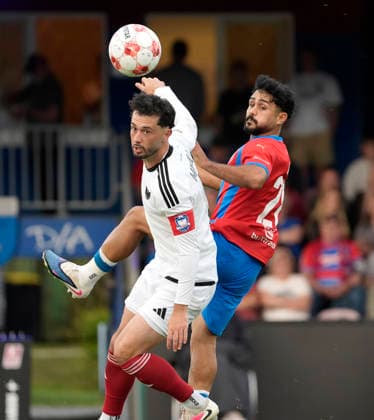 Foto : Fabio Oliveira MAIOLO ( Phönix in weiss , links ) gegen Allah Aid HAMID (Drochtersen) Fussball Regionalliga Nord, 1. Spieltag am Fr. 31.07.2026 SV Drochtersen - Phönix Lübeck 2 - 1 *** Photo by Fabio Oliveira MAIOLO: Phönix in white, on the left, vs. Allah Aid HAMID. Drochtersen Soccer, Regionalliga Nord, Matchday 1 on Fri, July 31, 2026: SV Drochtersen 2, Phönix Lübeck 1