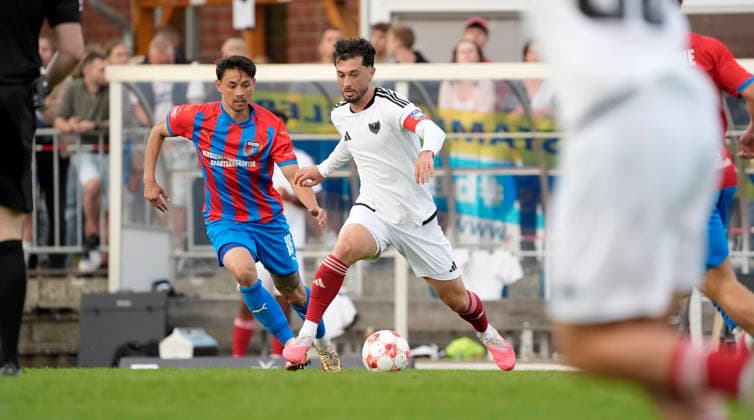 Foto : Fabio Oliveira MAIOLO ( Phönix ) gegen Kevin INGRESO (links , Drochtersen) Fussball Regionalliga Nord, 1. Spieltag am Fr. 31.07.2026 SV Drochtersen - Phönix Lübeck 2 - 1 *** Photo by Fabio Oliveira MAIOLO: Phönix vs. Kevin INGRESO (left), Drochtersen Soccer, Regionalliga Nord, Matchday 1 on Fri, July 31, 2026: SV Drochtersen Phönix 2–1 Lübeck