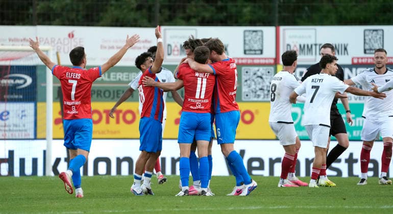 Foto : JUbel bei Drochtersen nach dem verrückten Torschuss ( Bogenlampe ) von Christopher SCHEPP , hier gratulieren Jannes WULFF (11) und Matti Steinmann (6) und links ... Allah Aid HAMID Fussball Regionalliga Nord, 1. Spieltag am Fr. 31.07.2026 SV Drochtersen - Phönix Lübeck 2 - 1 *** Photo: Celebrations in Drochtersen after Christopher SCHEPP’s crazy arcing shot; here, Jannes WULFF (11) and Matti Steinmann (6) offer their congratulations, with Allah Aid HAMID on the left. Regional League North, Matchday 1 on Fri, July 31, 2026: SV Drochtersen 2, Phönix Lübeck 1