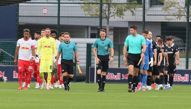 RB Leipzig Ð Verl Testspiel Leipzig, 01.08.2026, Red Bull Campus, Fussball, Testspiel , RB Leipzig vs. SC Verl , Im Bild: Einlauf Begrüßung der Mannschaften. , Nur zur redaktionellen Nutzung. Only editorial use. , *** RB Leipzig vs. SC Verl Friendly Match, Leipzig, August 1, 2026, Red Bull Campus, Soccer, Friendly Match, RB Leipzig vs. SC Verl, Pictured: Teams entering the field and being welcomed, For editorial use only, Picture Point
