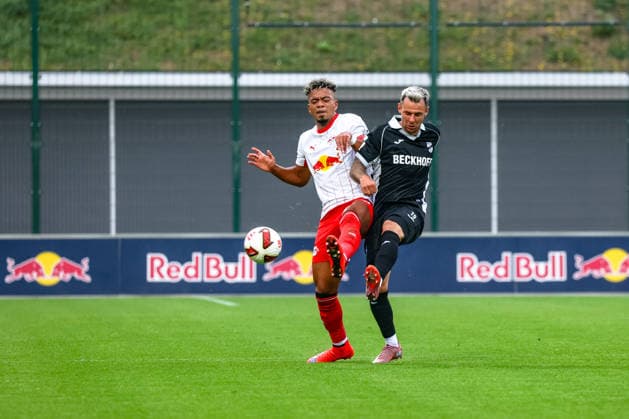 Benjamin Henrichs (RB Leipzig, 39) Zweikampf, Duell, Kampf am Ball Niko Kijewski (SC Verl, 19), RB Leipzig vs SC Verl, Fussball, Testspiel, Saison 2026 27, 01.08..2026,¨ RB Leipzig vs SC Verl, Fussball, Testspiel, Saison 2026 27, 01.08.2026 Leipzig *** Benjamin Henrichs, RB Leipzig, 39, tackle, duel, battle for the ball; Niko Kijewski, SC Verl, 19, RB Leipzig vs. SC Verl, soccer, friendly match, 2026–27 season, August 1, 2026, RB Leipzig vs. SC Verl, soccer, friendly match, 2026–27 season, August 1, 2026, Leipzig Copyright: xEibner-Pressefoto LauraxRoemerx EP_LRR