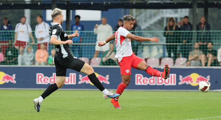 RB Leipzig Ð Verl Testspiel Leipzig, 01.08.2026, Red Bull Campus, Fussball, Testspiel , RB Leipzig vs. SC Verl , Im Bild von links: Paul Lehmann ( 14, Verl), Benjamin Henrichs (39, RB Leipzig) . , Nur zur redaktionellen Nutzung. Only editorial use. , *** RB Leipzig vs. Verl Friendly Match, Leipzig, August 1, 2026, Red Bull Campus, Soccer, Friendly Match, RB Leipzig vs. SC Verl, Pictured from left: Paul Lehmann (14), Verl; Benjamin Henrichs (39), RB Leipzig; For editorial use only, Picture Point