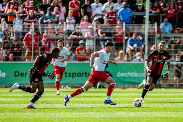 Testspiel Bayer 04 Leverkusen - Rot-Weiss Essen, am 01.08.2026, Ulrich-Haberland-Stadion, Leverkusen. Jeanuel Belocian (Bayer 04 Leverkusen 44), Jaka Äauber PotoÄnik (Rot-Weiss Essen 9), Robert Andrich (Bayer 04 Leverkusen 8), ; Testspiel Bayer 04 Leverkusen - Rot-Weiss Essen, am 01.08.2026, Ulrich-Haberland-Stadion, Leverkusen. *** Friendly Match: Bayer 04 Leverkusen vs. Rot-Weiss Essen, August 1, 2026, Ulrich Haberland Stadium, Leverkusen; Jeanuel Belocian (Bayer 04 Leverkusen) 44, Jaka Äauber (PotoÄ u008D)nik Rot Weiss Essen 9, Robert Andrich Bayer 04 Leverkusen 8, Friendly Match: Bayer 04 Leverkusen vs. Rot Weiss Essen, August 1, 2026, Ulrich Haberland Stadium, Leverkusen Copyright: xBEAUTIFULxSPORTS Erlhofx