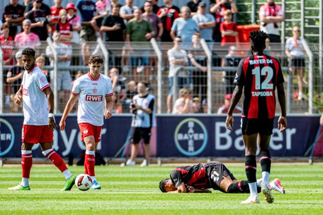 Testspiel Bayer 04 Leverkusen - Rot-Weiss Essen, am 01.08.2026, Ulrich-Haberland-Stadion, Leverkusen. Lucas Vazquez (Bayer 04 Leverkusen 21), liegt nach einem Foul am Boden. Edmond Tapsoba (Bayer 04 Leverkusen 12), ; Testspiel Bayer 04 Leverkusen - Rot-Weiss Essen, am 01.08.2026, Ulrich-Haberland-Stadion, Leverkusen. *** Friendly Match: Bayer 04 Leverkusen vs. Rot Weiss Essen, August 1, 2026, Ulrich Haberland Stadium, Leverkusen: Lucas Vázquez (Bayer 04 Leverkusen, No. 21) is lying on the ground after a foul; Edmond Tapsoba (Bayer 04 Leverkusen, No. 12). Friendly match between Bayer 04 Leverkusen and Rot-Weiss Essen, August 1, 2026, Ulrich Haberland Stadium, Leverkusen Copyright: xBEAUTIFULxSPORTS Erlhofx