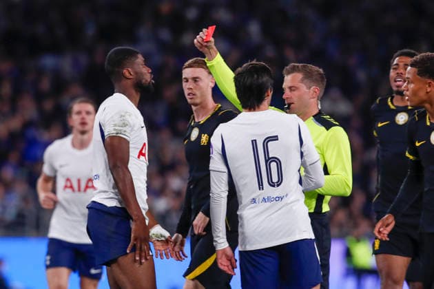 SOCCER CHELSEA TOTTENHAM, Kevin Danso of Tottenham gets a red card during the Sydney Super Cup match between Chelsea FC and the Tottenham Hotspur at Accor Stadium in Sydney, Saturday, August 1, 2026. ( NO ARCHIVING, EDITORIAL USE ONLY SYDNEY NEW SOUTH WALES AUSTRALIA  Copyright: xDAVIDxNEILSONx 20260801113867928470