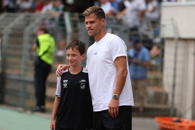 01.08.2026, Herren, Fussball, Saison 2026 2027, Regionalliga Bayern, 2. Spieltag: 1. FC Schweinfurt 1905 - TSV 1860 München Florian Niederlechner (1860 München, 07) mit Fan vor dem Spiel Schweinfurt Riedel-Bau-Arena im Sachs-Stadio Bayern Unterfranken Deutschland *** August 1, 2026, Men s Soccer, 2026–2027 Season, Bavarian Regional League, Matchday 2: 1 FC Schweinfurt 1905 vs. TSV 1860 Munich, Florian Niederlechner (1860 Munich), 07 with a fan before the game at the Schweinfurt Riedel Bau Arena in the Sachs Stadio, Bavaria, Lower Franconia, Germany