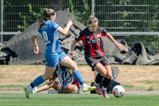 Zweikampf zwischen Sien Vandersanden (KRC Genk Ladies, 10) und Paulina Tomasiak (Bayer 04 Leverkusen, 28). Bayer 04 Leverkusen vs. KRC Genk Ladies, Fussball, Frauen Bundesliga, Testspiel, Saison 2026 2027, 01.08.2026 DFL DFB Regulations prohibit any use of Photographs as image sequences and or Quasivideo Bayer 04 Leverkusen vs. KRC Genk Ladies, Fussball, Frauen Bundesliga, Testspiel, Saison 2026 2027, 01.08.2026 Leverkusen *** Tackle between Sien Vandersanden (KRC Genk Ladies, 10) and Paulina Tomasiak (Bayer 04 Leverkusen, 28) – Bayer 04 Leverkusen vs. KRC Genk Ladies, Soccer, Women’s Bundesliga, Friendly Match, 2026–2027 Season, August 1, 2026 DFL DFB regulations prohibit any use of photographs as image sequences and or quasi-video Bayer 04 Leverkusen vs. KRC Genk Ladies, soccer, Women’s Bundesliga, friendly match, 2026–2027 season, August 1, 2026, Leverkusen Copyright: xEibner-Pressefoto ThomasxHaeslerx EP_THR