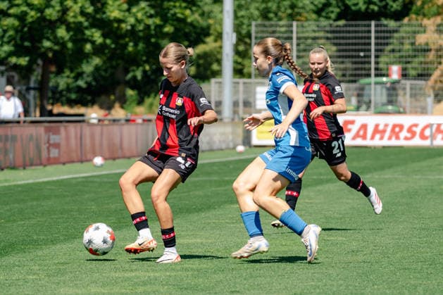 Zweikampf zwischen Marlene Mueller (Bayer 04 Leverkusen, 27) und Janthe Rymen (KRC Genk Ladies, 15). Bayer 04 Leverkusen vs. KRC Genk Ladies, Fussball, Frauen Bundesliga, Testspiel, Saison 2026 2027, 01.08.2026 DFL DFB Regulations prohibit any use of Photographs as image sequences and or Quasivideo Bayer 04 Leverkusen vs. KRC Genk Ladies, Fussball, Frauen Bundesliga, Testspiel, Saison 2026 2027, 01.08.2026 Leverkusen *** Tackle between Marlene Mueller of Bayer 04 Leverkusen, 27, and Janthe Rymen of KRC Genk Ladies, 15; Bayer 04 Leverkusen vs. KRC Genk Ladies, Soccer, Women’s Bundesliga, Friendly Match, 2026–2027 Season, August 1, 2026 DFL DFB regulations prohibit any use of photographs as image sequences and or quasi-video Bayer 04 Leverkusen vs. KRC Genk Ladies, soccer, Women’s Bundesliga, friendly match, 2026–2027 season, August 1, 2026, Leverkusen Copyright: xEibner-Pressefoto ThomasxHaeslerx EP_THR