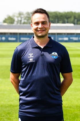 Video- und Spielanalyst Julian Metzger, SC Paderborn - 1. Fussball Bundesliga Porträttermin 1. BL 2026 2027 offizieller Fototermin SC Paderborn im Trainings- und Nachwuchsleistungszentrum in Paderborn - Porträt, Portrait, Einzelbild, Deutschland, Fussball, Maenner, GER, 31.07.2026 *** Video and Game Analyst Julian Metzger, SC Paderborn 1 Bundesliga Portrait Session 1 BL 2026–2027 Official Photo Session for SC Paderborn at the Training and Youth Academy in Paderborn Portrait, Individual Photo, Germany, Soccer, Men, GER, July 31, 2026 Christian Schroedter