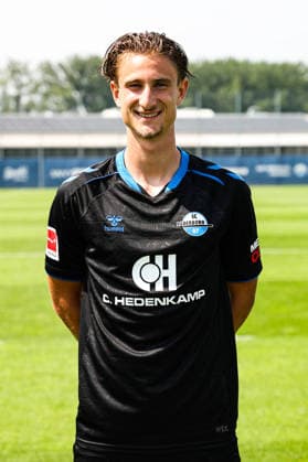 Jonah Sticker, SC Paderborn - 1. Fussball Bundesliga Porträttermin 1. BL 2026 2027 offizieller Fototermin SC Paderborn im Trainings- und Nachwuchsleistungszentrum in Paderborn - Porträt, Portrait, Einzelbild, Deutschland, Fussball, Maenner, GER, 31.07.2026 *** Jonah Sticker, SC Paderborn 1 Soccer Bundesliga Portrait Session 1 BL 2026–2027 Official Photo Session for SC Paderborn at the Training and Youth Academy in Paderborn Portrait, Individual Photo, Germany, Soccer, Men, GER, July 31, 2026 Christian Schroedter
