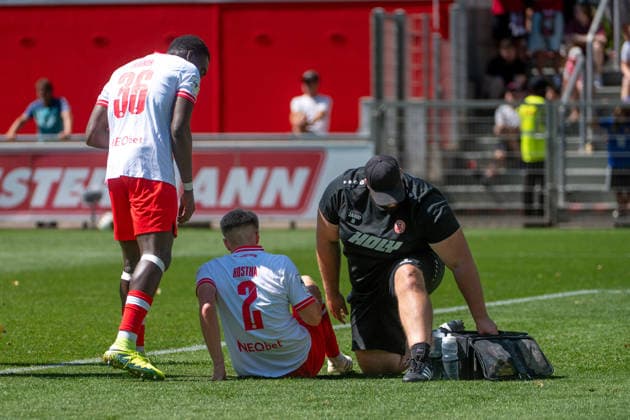 Testspiel Bayer 04 Leverkusen - Rot-Weiss Essen, am 01.08.2026, Ulrich-Haberland-Stadion, Leverkusen. James Gnagnon (Rot-Weiss Essen 36), Michael Kostka (Rot-Weiss Essen 2), liegt verletzt am Boden.; Testspiel Bayer 04 Leverkusen - Rot-Weiss Essen, am 01.08.2026, Ulrich-Haberland-Stadion, Leverkusen. *** Friendly Match: Bayer 04 Leverkusen vs. Rot Weiss Essen, on August 1, 2026, Ulrich Haberland Stadium, Leverkusen; James Gnagnon (Rot Weiss Essen, 36) and Michael Kostka (Rot Weiss Essen, 2) are lying injured on the ground. Friendly match: Bayer 04 Leverkusen vs. Rot Weiss Essen, August 1, 2026, Ulrich Haberland Stadium, Leverkusen Copyright: xBEAUTIFULxSPORTS Erlhofx