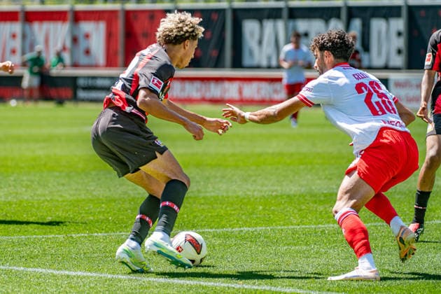 Testspiel Bayer 04 Leverkusen - Rot-Weiss Essen, am 01.08.2026, Ulrich-Haberland-Stadion, Leverkusen. Montrell Culbreath (Bayer 04 Leverkusen 42), Ekin Ã‡elebi (Rot-Weiss Essen 26), im Zweikampf.; Testspiel Bayer 04 Leverkusen - Rot-Weiss Essen, am 01.08.2026, Ulrich-Haberland-Stadion, Leverkusen. *** Friendly Match: Bayer 04 Leverkusen vs. Rot Weiss Essen, August 1, 2026, Ulrich Haberland Stadium, Leverkusen; Montrell Culbreath (Bayer 04 Leverkusen) 42, Ekin Çelebi (Rot Weiss Essen) 26, in a one-on-one situation; Friendly Match: Bayer 04 Leverkusen vs. Rot Weiss Essen, August 1, 2026, Ulrich Haberland Stadium, Leverkusen Copyright: xBEAUTIFULxSPORTS Erlhofx