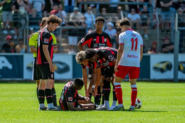 Testspiel Bayer 04 Leverkusen - Rot-Weiss Essen, am 01.08.2026, Ulrich-Haberland-Stadion, Leverkusen. Christian Kofane (Bayer 04 Leverkusen 35), liegt nach einem Foul am Boden; Testspiel Bayer 04 Leverkusen - Rot-Weiss Essen, am 01.08.2026, Ulrich-Haberland-Stadion, Leverkusen. *** Friendly Match: Bayer 04 Leverkusen vs. Rot Weiss Essen, on August 1, 2026, Ulrich Haberland Stadium, Leverkusen: Christian Kofane of Bayer 04 Leverkusen (No. 35) is lying on the ground after a foul. Friendly match: Bayer 04 Leverkusen vs. Rot Weiss Essen, August 1, 2026, Ulrich Haberland Stadium, Leverkusen Copyright: xBEAUTIFULxSPORTS Erlhofx