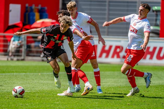 Testspiel Bayer 04 Leverkusen - Rot-Weiss Essen, am 01.08.2026, Ulrich-Haberland-Stadion, Leverkusen. Montrell Culbreath (Bayer 04 Leverkusen 42), Ekin Ã‡elebi (Rot-Weiss Essen 26), Luca Bazzoli (Rot-Weiss Essen 32), ; Testspiel Bayer 04 Leverkusen - Rot-Weiss Essen, am 01.08.2026, Ulrich-Haberland-Stadion, Leverkusen. *** Friendly Match: Bayer 04 Leverkusen vs. Rot Weiss Essen, August 1, 2026, Ulrich Haberland Stadium, Leverkusen Montrell Culbreath Bayer 04 Leverkusen 42, Ekin Çelebi Rot Weiss Essen 26, Luca Bazzoli Rot Weiss Essen 32, Friendly Match: Bayer 04 Leverkusen vs. Rot Weiss Essen, August 1, 2026, Ulrich Haberland Stadium, Leverkusen Copyright: xBEAUTIFULxSPORTS Erlhofx