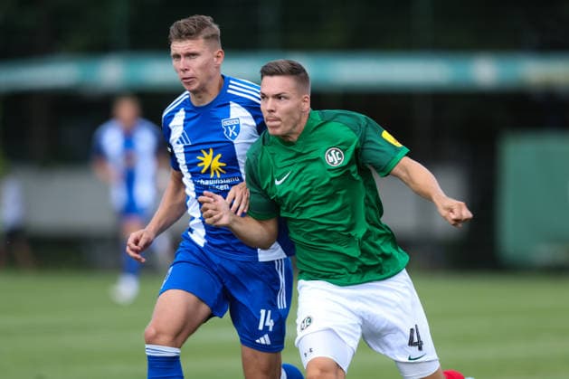 01.08.2026, Fussball, Herren, Regionalliga Nord, 1. Spieltag, HSC Hannover - BSV Kickers Emden Luc Ihorst (blau 14 BSV Kickers Emden) im Zweikampf mit Fabian Weigel (4 HSC Hannover) *** August 1, 2026, Soccer, Men s, Regionalliga Nord, Matchday 1, HSC Hannover vs. BSV Kickers Emden: Luc Ihorst (blue, 14) of BSV Kickers Emden battles for the ball with Fabian Weigel (4) of HSC Hannover