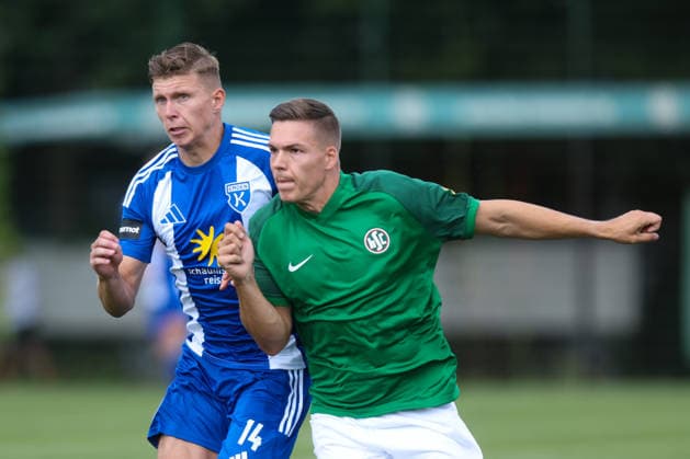01.08.2026, Fussball, Herren, Regionalliga Nord, 1. Spieltag, HSC Hannover - BSV Kickers Emden Luc Ihorst (blau 14 BSV Kickers Emden) im Zweikampf mit Fabian Weigel (4 HSC Hannover) *** August 1, 2026, Soccer, Men s, Regionalliga Nord, Matchday 1, HSC Hannover vs. BSV Kickers Emden: Luc Ihorst (blue, 14) of BSV Kickers Emden battles for the ball with Fabian Weigel (4) of HSC Hannover