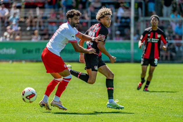 Testspiel Bayer 04 Leverkusen - Rot-Weiss Essen, am 01.08.2026, Ulrich-Haberland-Stadion, Leverkusen. Ekin Ã‡elebi (Rot-Weiss Essen 26), Montrell Culbreath (Bayer 04 Leverkusen 42), ; Testspiel Bayer 04 Leverkusen - Rot-Weiss Essen, am 01.08.2026, Ulrich-Haberland-Stadion, Leverkusen. *** Friendly Match: Bayer 04 Leverkusen vs. Rot Weiss Essen, August 1, 2026, Ulrich Haberland Stadium, Leverkusen Ekin Çelebi Rot Weiss Essen 26, Montrell Culbreath Bayer 04 Leverkusen 42, Friendly Match: Bayer 04 Leverkusen vs. Rot Weiss Essen, August 1, 2026, Ulrich Haberland Stadium, Leverkusen Copyright: xBEAUTIFULxSPORTS Erlhofx