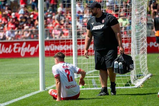 Testspiel Bayer 04 Leverkusen - Rot-Weiss Essen, am 01.08.2026, Ulrich-Haberland-Stadion, Leverkusen. Michael Kostka (Rot-Weiss Essen 2), liegt verletzt am Boden Testspiel Bayer 04 Leverkusen - Rot-Weiss Essen, am 01.08.2026, Ulrich-Haberland-Stadion, Leverkusen. *** Friendly match: Bayer 04 Leverkusen vs. Rot Weiss Essen, August 1, 2026, Ulrich Haberland Stadium, Leverkusen. Michael Kostka of Rot Weiss Essen 2 lies injured on the ground. Friendly match: Bayer 04 Leverkusen vs. Rot Weiss Essen, August 1, 2026, Ulrich Haberland Stadium, Leverkusen Copyright: xBEAUTIFULxSPORTS Erlhofx