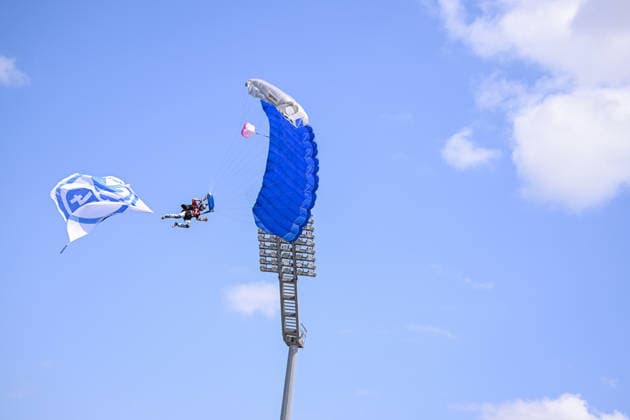 01.08.2026, Fussball, Saison 2026 2027, Testspiel, KSV Hessen Kassel - FC Schalke 04, Fallschirmspringer landet mit Schalke Fahne auf dem Rasen xRHR-FOTO YYx *** August 1, 2026, Soccer, 2026–2027 Season, Friendly Match, KSV Hessen Kassel vs. FC Schalke 04, Skydiver lands on the field with a Schalke flag xRHR PHOTO YYx Copyright: KROEGER RHR-FOTOx RHR-FOTO YY