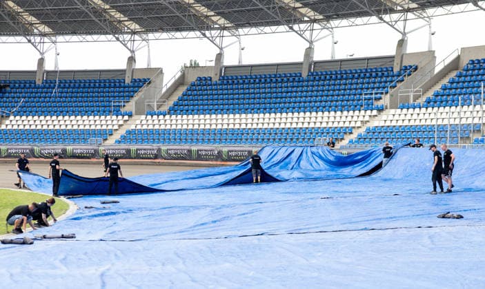 Speedway Grand Prix of Poland in Lodz Track staff cover the racing surface ahead of forecast heavy rainfall during the Speedway Grand Prix in Lodz, Poland, on August 1, 2026. Lodz Poland  Copyright: xFotoxOlimpikx originalFilename:jastrzebowski-speedway260801_npqtd.jpg
