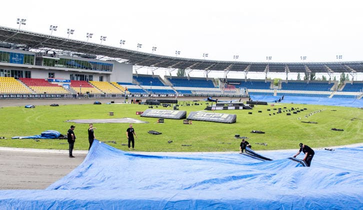 Speedway Grand Prix of Poland in Lodz Track staff cover the racing surface ahead of forecast heavy rainfall during the Speedway Grand Prix in Lodz, Poland, on August 1, 2026. Lodz Poland  Copyright: xFotoxOlimpikx originalFilename:jastrzebowski-speedway260801_npBGg.jpg