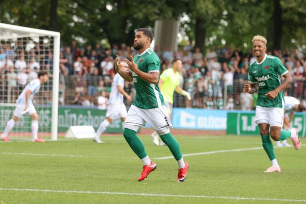 01.08.2026, Herren, Fussball, Saison 2026 2027, Regionalliga Bayern, 2. Spieltag: 1. FC Schweinfurt 1905 - TSV 1860 München Von links: Torschütze Jason Prodanovic (FC Schweinfurt 05, 17) und Mike Dellinger (FC Schweinfurt 05, 10) feiern das 1:0 Schweinfurt Riedel-Bau-Arena im Sachs-Stadio Bayern Unterfranken Deutschland *** August 1, 2026, Men s Soccer, 2026–2027 Season, Bavarian Regional League, Matchday 2: 1 FC Schweinfurt 1905 vs. TSV 1860 Munich. From left: Goal scorer Jason Prodanovic of FC Schweinfurt 05, 17, and Mike Dellinger (FC Schweinfurt 05, 10) celebrate the 1–0 victory at the Schweinfurt Riedel Bau Arena in the Sachs Stadio, Bavaria, Lower Franconia, Germany