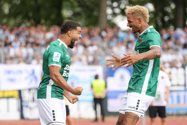 01.08.2026, Herren, Fussball, Saison 2026 2027, Regionalliga Bayern, 2. Spieltag: 1. FC Schweinfurt 1905 - TSV 1860 München Von links: Torschütze Jason Prodanovic (FC Schweinfurt 05, 17) und Mike Dellinger (FC Schweinfurt 05, 10) feiern das 1:0 Schweinfurt Riedel-Bau-Arena im Sachs-Stadio Bayern Unterfranken Deutschland *** August 1, 2026, Men s Soccer, 2026–2027 Season, Bavarian Regional League, Matchday 2: 1 FC Schweinfurt 1905 vs. TSV 1860 Munich. From left: Goal scorer Jason Prodanovic of FC Schweinfurt 05, 17, and Mike Dellinger (FC Schweinfurt 05, 10) celebrate the 1–0 victory at the Schweinfurt Riedel Bau Arena in the Sachs Stadio, Bavaria, Lower Franconia, Germany