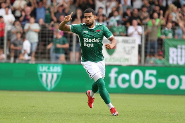 01.08.2026, Herren, Fussball, Saison 2026 2027, Regionalliga Bayern, 2. Spieltag: 1. FC Schweinfurt 1905 - TSV 1860 München Torschütze Jason Prodanovic (FC Schweinfurt 05, 17) bejubelt sein 1:0, Einzelbild Schweinfurt Riedel-Bau-Arena im Sachs-Stadio Bayern Unterfranken Deutschland *** August 1, 2026, Men s Soccer, 2026–2027 Season, Bavarian Regional League, Matchday 2: 1 FC Schweinfurt 1905 vs. TSV 1860 Munich; Goal scorer: Jason Prodanovic (FC Schweinfurt 05), 17, celebrates his 1-0 goal; Single image from the Schweinfurt Riedel Bau Arena at the Sachs Stadio, Bavaria, Lower Franconia, Germany