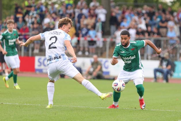 01.08.2026, Herren, Fussball, Saison 2026 2027, Regionalliga Bayern, 2. Spieltag: 1. FC Schweinfurt 1905 - TSV 1860 München Von links: Julian Bell (TSV 1860 München, 02) gegen Jason Prodanovic (FC Schweinfurt 05, 17) Schweinfurt Riedel-Bau-Arena im Sachs-Stadio Bayern Unterfranken Deutschland *** August 1, 2026, Men s, Soccer, 2026–2027 Season, Bavarian Regional League, Matchday 2: 1 FC Schweinfurt 1905 vs. TSV 1860 Munich. From left: Julian Bell (TSV 1860 Munich, No. 02) against Jason Prodanovic (FC Schweinfurt 05), 17 Schweinfurt Riedel Bau Arena at Sachs Stadio, Bavaria, Lower Franconia, Germany