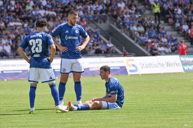 Verletzung Robin Gosens (FC Schalke 04), re., links Hasan Kurucay (FC Schalke 04), Soufiane El-Faouzi (Schalke 04) 01.08.2026, Fussball, Saison 2026 2027, Testspiel, KSV Hessen Kassel - FC Schalke 04 Kassel Auestadion Deutschland *** Injury: Robin Gosens, FC Schalke 04, right; Hasan Kurucay, FC Schalke 04, left; Soufiane El Faouzi, Schalke 04, January 8, 2026, Soccer, 2026–2027 season, Friendly match, KSV Hessen Kassel vs. FC Schalke 04, Auestadion, Kassel, Germany Team2