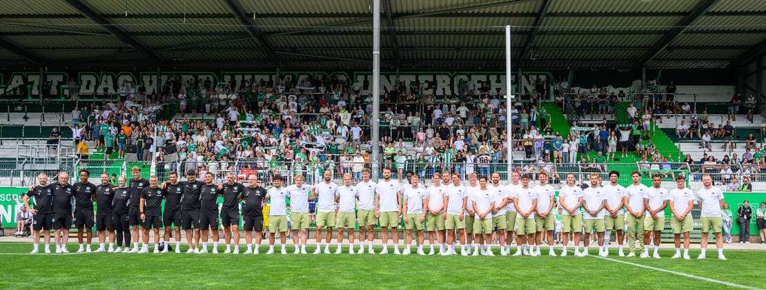 01.08.2026 - SpVgg Greuther Fürth Fuerth - Mannschaftsvorstellung Saisoneröffnung 2026 2027 - - xwoxzix - Mannschaft Team vor Kleeblattfans *** August 1, 2026 SpVgg Greuther Fürth Fürth Team Presentation 2026–2027 Season Opener xwoxzix Team in front of Kleeblatt fans