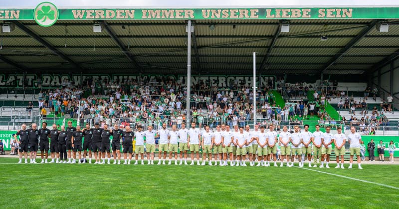 01.08.2026 - SpVgg Greuther Fürth Fuerth - Mannschaftsvorstellung Saisoneröffnung 2026 2027 - - xwoxzix - Mannschaft Team vor Kleeblattfans *** August 1, 2026 SpVgg Greuther Fürth Fürth Team Presentation 2026–2027 Season Opener xwoxzix Team in front of Kleeblatt fans