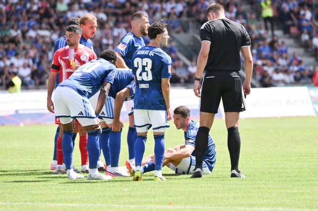 Verletzung Robin Gosens (FC Schalke 04), re. 01.08.2026, Fussball, Saison 2026 2027, Testspiel, KSV Hessen Kassel - FC Schalke 04 Kassel Auestadion Deutschland *** Robin Gosens Injury, FC Schalke 04, August 1, 2026, Soccer, 2026–2027 Season, Friendly Match, KSV Hessen Kassel vs. FC Schalke 04, Auestadion, Kassel, Germany Team2