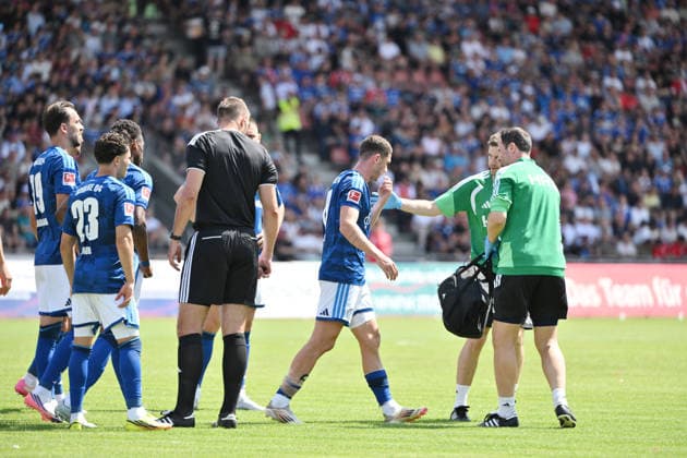 Robin Gosens (FC Schalke 04), mi., scheidet verletzt aus 01.08.2026, Fussball, Saison 2026 2027, Testspiel, KSV Hessen Kassel - FC Schalke 04 Kassel Auestadion Deutschland *** Robin Gosens, FC Schalke 04, midfielder, sidelined due to injury, August 1, 2026, Soccer, 2026–2027 season, Friendly match, KSV Hessen Kassel vs. FC Schalke 04, Auestadion, Kassel, Germany Team2