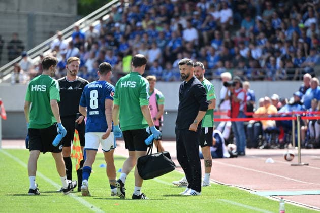 Robin Gosens (FC Schalke 04), mi., scheidet verletzt aus, rechts Trainer Miron Muslic (FC Schalke 04) 01.08.2026, Fussball, Saison 2026 2027, Testspiel, KSV Hessen Kassel - FC Schalke 04 Kassel Auestadion Deutschland *** Robin Gosens (FC Schalke 04), left, is sidelined due to injury; on the right, coach Miron Muslic (FC Schalke 04), August 1, 2026, Soccer, 2026–2027 season, friendly match, KSV Hessen Kassel vs. FC Schalke 04, Auestadion, Kassel, Germany Team2