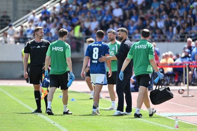 Robin Gosens (FC Schalke 04), mi., scheidet verletzt aus, rechts Trainer Miron Muslic (FC Schalke 04) 01.08.2026, Fussball, Saison 2026 2027, Testspiel, KSV Hessen Kassel - FC Schalke 04 Kassel Auestadion Deutschland *** Robin Gosens (FC Schalke 04), left, is sidelined due to injury; on the right, coach Miron Muslic (FC Schalke 04), August 1, 2026, Soccer, 2026–2027 season, friendly match, KSV Hessen Kassel vs. FC Schalke 04, Auestadion, Kassel, Germany Team2