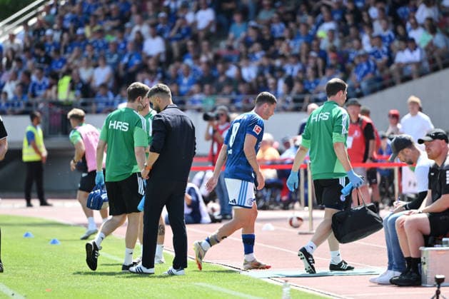 Robin Gosens (FC Schalke 04), mi., scheidet verletzt aus, links Trainer Miron Muslic (FC Schalke 04) 01.08.2026, Fussball, Saison 2026 2027, Testspiel, KSV Hessen Kassel - FC Schalke 04 Kassel Auestadion Deutschland *** Robin Gosens of FC Schalke 04, left, is sidelined due to injury; Coach Miron Muslic, FC Schalke 04, January 8, 2026, Soccer, 2026–2027 season, friendly match, KSV Hessen Kassel vs. FC Schalke 04, Auestadion, Kassel, Germany Team2