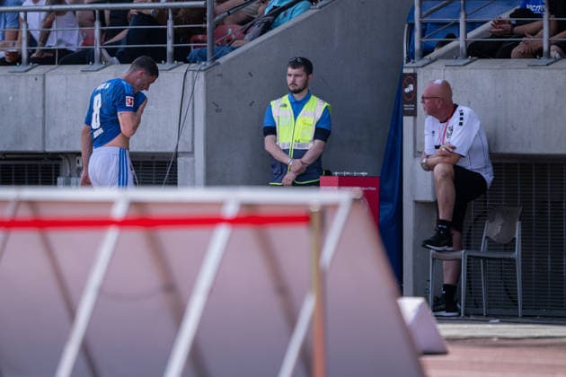 01.08.2026, Fussball, Saison 2026 2027, Testspiel, KSV Hessen Kassel - FC Schalke 04, Robin Gosens (FC Schalke 04) wird verletzt ausgewechselt, xRHR-FOTO YYx *** August 1, 2026, Soccer, 2026–2027 Season, Friendly Match, KSV Hessen Kassel vs. FC Schalke 04, Robin Gosens of FC Schalke 04 is substituted due to injury, xRHR PHOTO YYx Copyright: KROEGER RHR-FOTOx RHR-FOTO YY