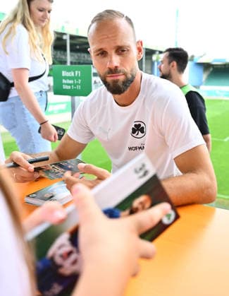 01.08.2026 - SpVgg Greuther Fürth Fuerth - Mannschaftsvorstellung Saisoneröffnung 2026 2027 - - xwoxzix - Autogrammstunde - Christian Ortag (39, SpVgg Greuther Fürth ) *** August 1, 2026 SpVgg Greuther Fürth Fürth Team Presentation 2026–2027 Season Opener xwoxzix Christian Ortag 39 Autograph Session, SpVgg Greuther Fürth