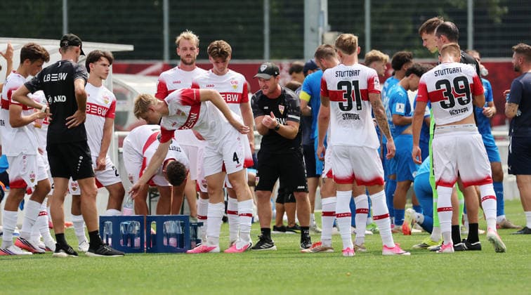 2026.08.01, Deutschland, Stuttgart, Fußball VfB Stuttgart II vs. FC Astoria Walldorf, Trainer Nico Willig (VfBII, Mitte) *** August 1, 2026, Germany, Stuttgart, Soccer: VfB Stuttgart II vs. FC Astoria Walldorf, Coach Nico Willig (VfB II), Center