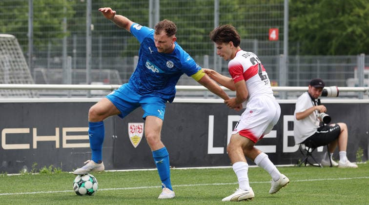 2026.08.01, Deutschland, Stuttgart, Fußball VfB Stuttgart II vs. FC Astoria Walldorf, v.l. Roman Hauk (Walldorf), Neno Zezelj (VfB) *** August 1, 2026, Germany, Stuttgart, Soccer: VfB Stuttgart II vs. FC Astoria Walldorf; from left: Roman Hauk (Walldorf), Neno Zezelj (VfB)
