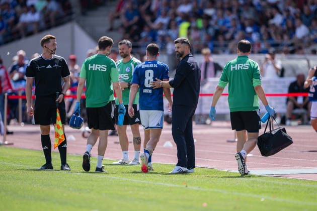01.08.2026, Fussball, Saison 2026 2027, Testspiel, KSV Hessen Kassel - FC Schalke 04, Robin Gosens (FC Schalke 04) wird verletzt ausgewechselt, xRHR-FOTO YYx *** August 1, 2026, Soccer, 2026–2027 Season, Friendly Match, KSV Hessen Kassel vs. FC Schalke 04, Robin Gosens of FC Schalke 04 is substituted due to injury, xRHR PHOTO YYx Copyright: KROEGER RHR-FOTOx RHR-FOTO YY