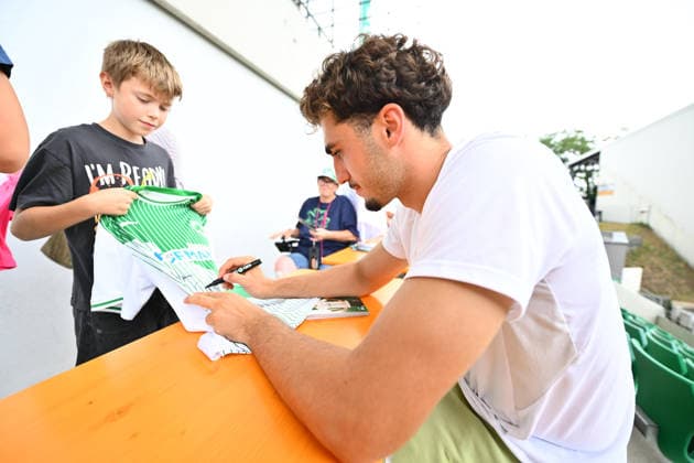 01.08.2026 - SpVgg Greuther Fürth Fuerth - Mannschaftsvorstellung Saisoneröffnung 2026 2027 - - xwoxzix - Autogrammstunde - Maxim Dal (5, SpVgg Greuther Fürth ) *** August 1, 2026 SpVgg Greuther Fürth Fürth Team Presentation 2026–2027 Season Opener xwoxzix Autograph Session with Maxim Dal 5, SpVgg Greuther Fürth