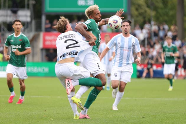 01.08.2026, Herren, Fussball, Saison 2026 2027, Regionalliga Bayern, 2. Spieltag: 1. FC Schweinfurt 1905 - TSV 1860 München Von links: Julian Bell (TSV 1860 München, 02) gegen Mike Dellinger (FC Schweinfurt 05, 10) Schweinfurt Riedel-Bau-Arena im Sachs-Stadio Bayern Unterfranken Deutschland *** August 1, 2026, Men s Soccer, 2026–2027 Season, Bavarian Regional League, Matchday 2: 1 FC Schweinfurt 1905 vs. TSV 1860 Munich. From left: Julian Bell (TSV 1860 Munich, No. 02) against Mike Dellinger (FC Schweinfurt 05, No. 10). Schweinfurt, Riedel Bau Arena at Sachs Stadio, Bavaria, Lower Franconia, Germany