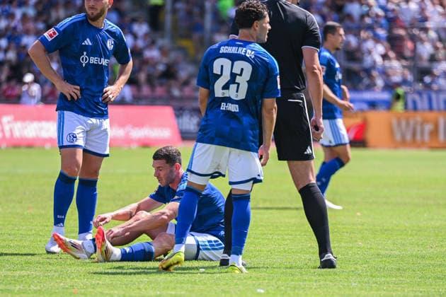 01.08.2026, Fussball, Saison 2026 2027, Testspiel, KSV Hessen Kassel - FC Schalke 04, Robin Gosens (FC Schalke 04) wird verletzt ausgewechselt, xRHR-FOTO YYx *** August 1, 2026, Soccer, 2026–2027 Season, Friendly Match, KSV Hessen Kassel vs. FC Schalke 04, Robin Gosens of FC Schalke 04 is substituted due to injury, xRHR PHOTO YYx Copyright: KROEGER RHR-FOTOx RHR-FOTO YY