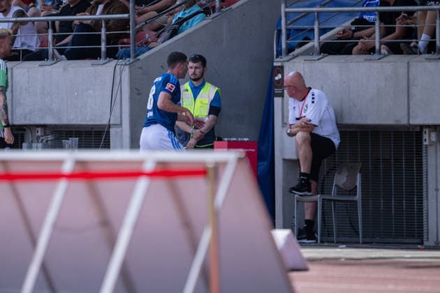 01.08.2026, Fussball, Saison 2026 2027, Testspiel, KSV Hessen Kassel - FC Schalke 04, Robin Gosens (FC Schalke 04) wird verletzt ausgewechselt, xRHR-FOTO YYx *** August 1, 2026, Soccer, 2026–2027 Season, Friendly Match, KSV Hessen Kassel vs. FC Schalke 04, Robin Gosens of FC Schalke 04 is substituted due to injury, xRHR PHOTO YYx Copyright: KROEGER RHR-FOTOx RHR-FOTO YY