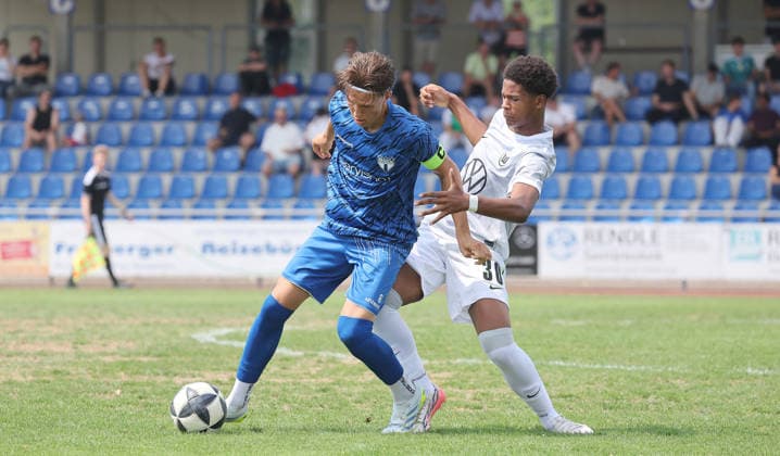 Freiberg , Fußball U19 DFB Pokal Junioren SGV Heilbronn-Freiberg vs. VfL Wolfsburg , von links: Ferdinand von Linck ( SGV ) Keeron Danioko ( Wolfsburg ) *** Freiberg, U19 Soccer, DFB Junior Cup: SGV Heilbronn Freiberg vs. VfL Wolfsburg; from left: Ferdinand von Linck (SGV), Keeron Danioko (Wolfsburg)